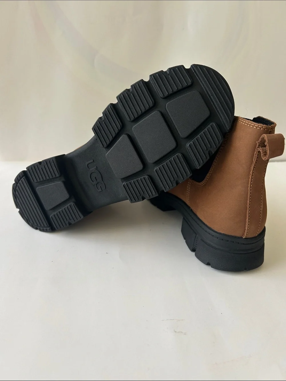 UGG® Kids Ashton Chelsea Boots Chestnut NWOT